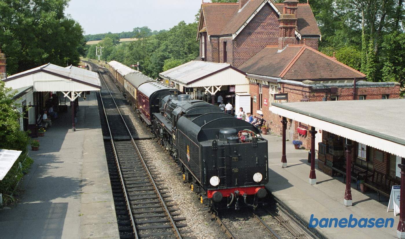 Så er der kommet nok et persontog til stationen, set oppe fra gangbroen