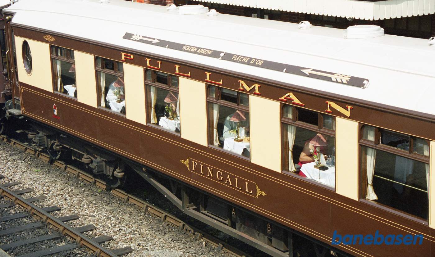 I toget er en af banens flotte spisevogne, og ind gennem vinduerne kan man se de spisende gæster