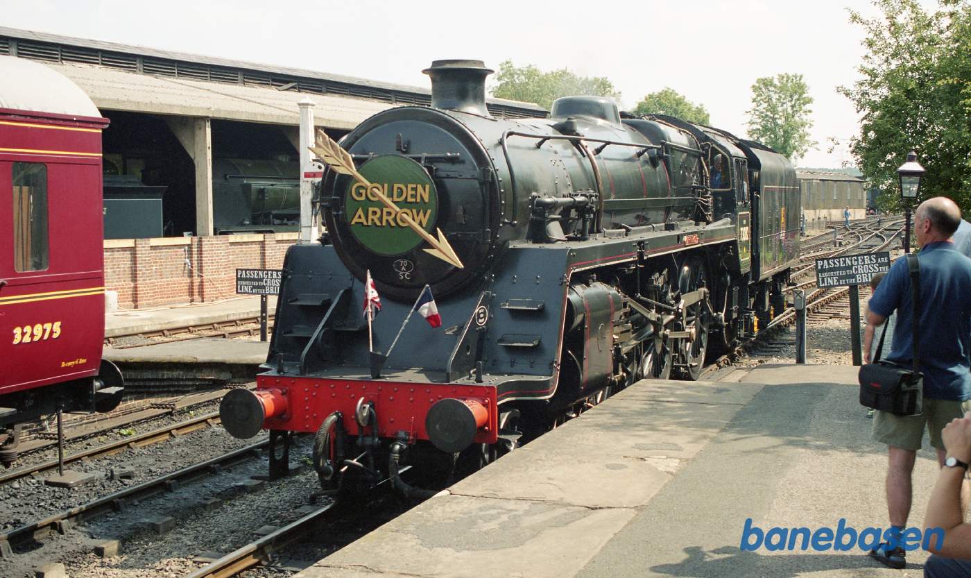 Damplokomotivet til The Golden Arrow løber om. Bemærk det engelske og franske flag foran på maskinen