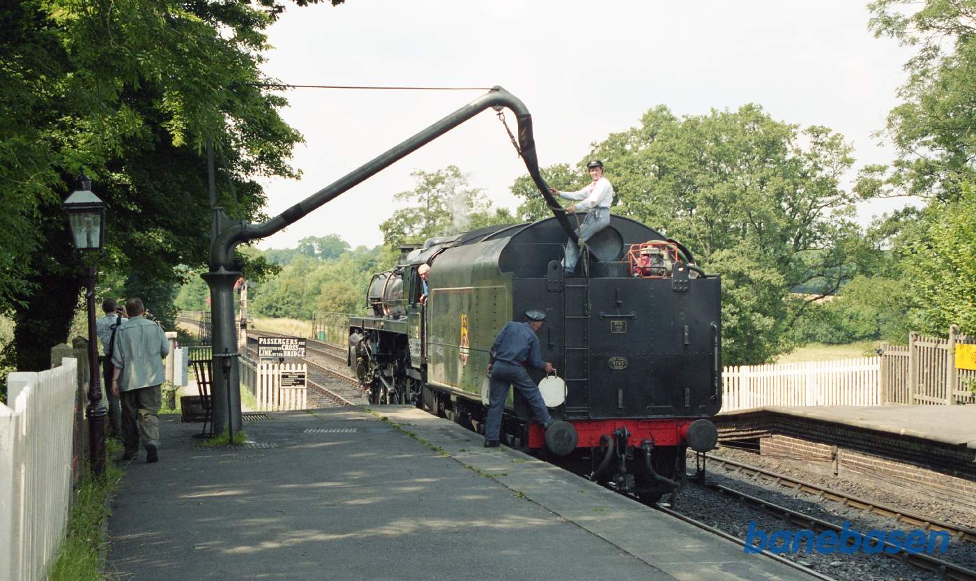 Der fyldes vand på lokomotivet