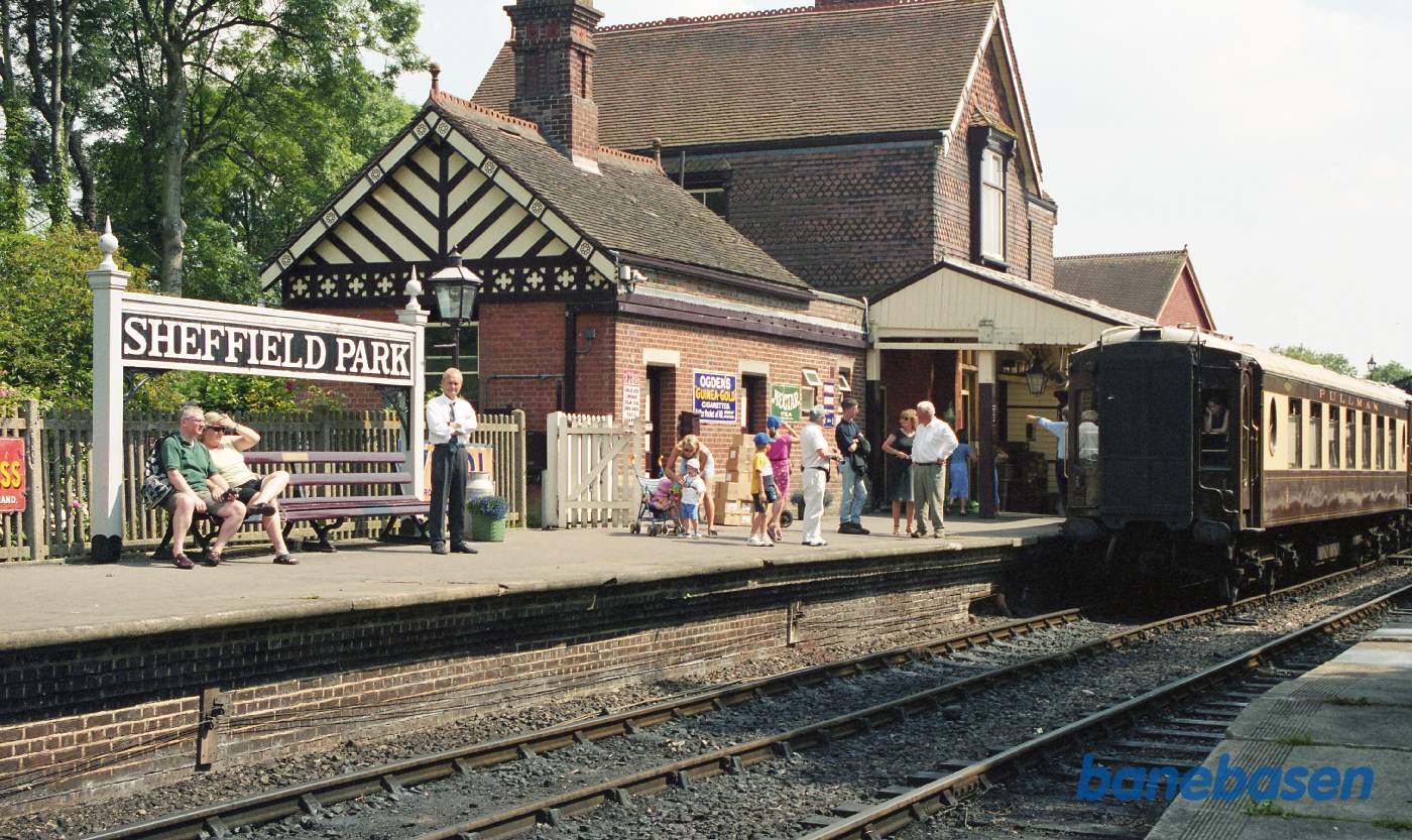 I mens holder vognene ved perron og gæsterne afventer at maskinen kommer tilbage