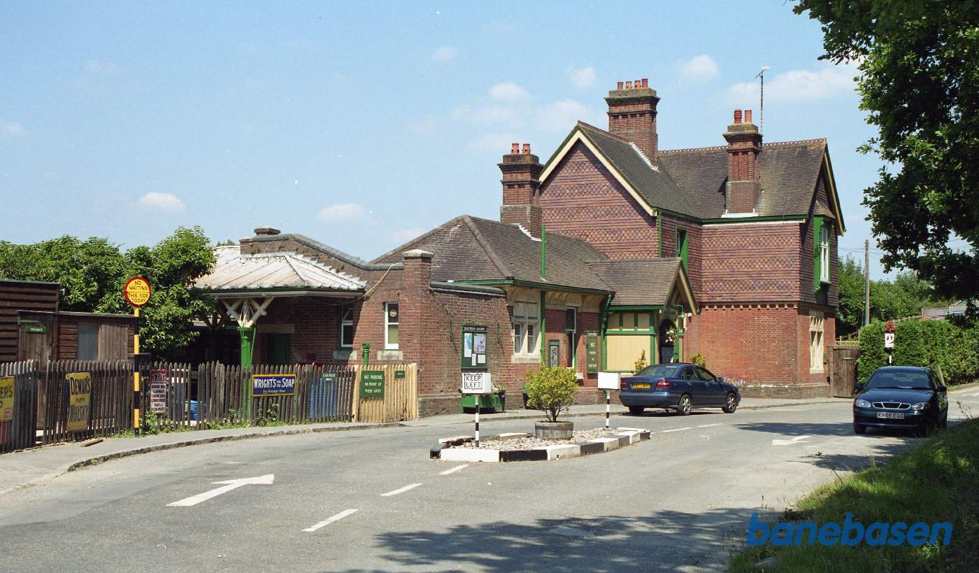 Stationen set fra gaden