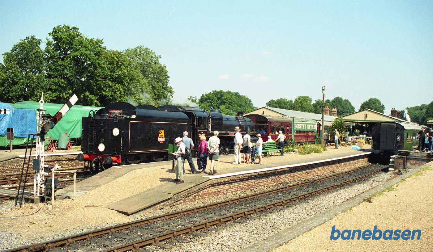 2 damptog på stationen og mange gæster der kigger på