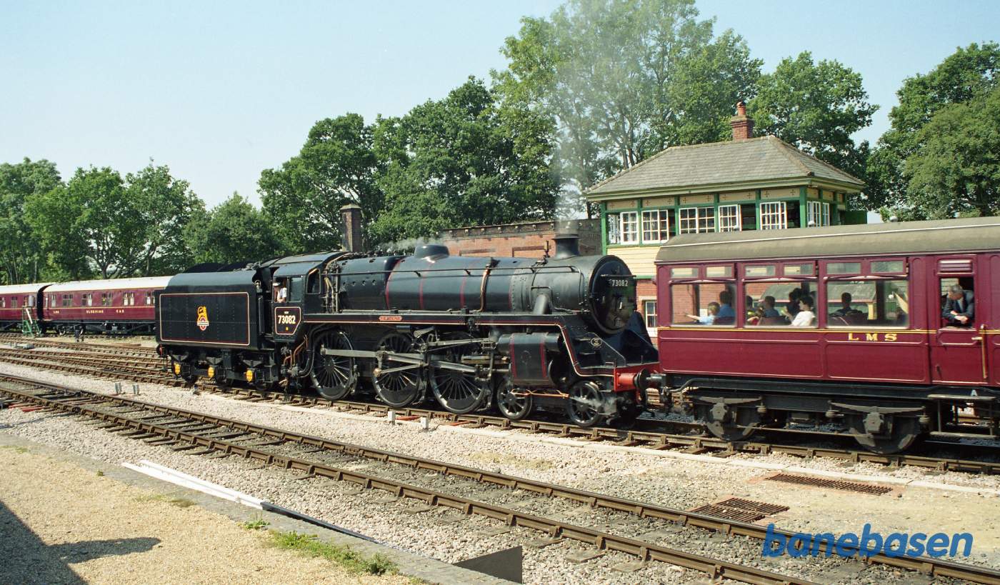 Damptog på vej ud af stationen