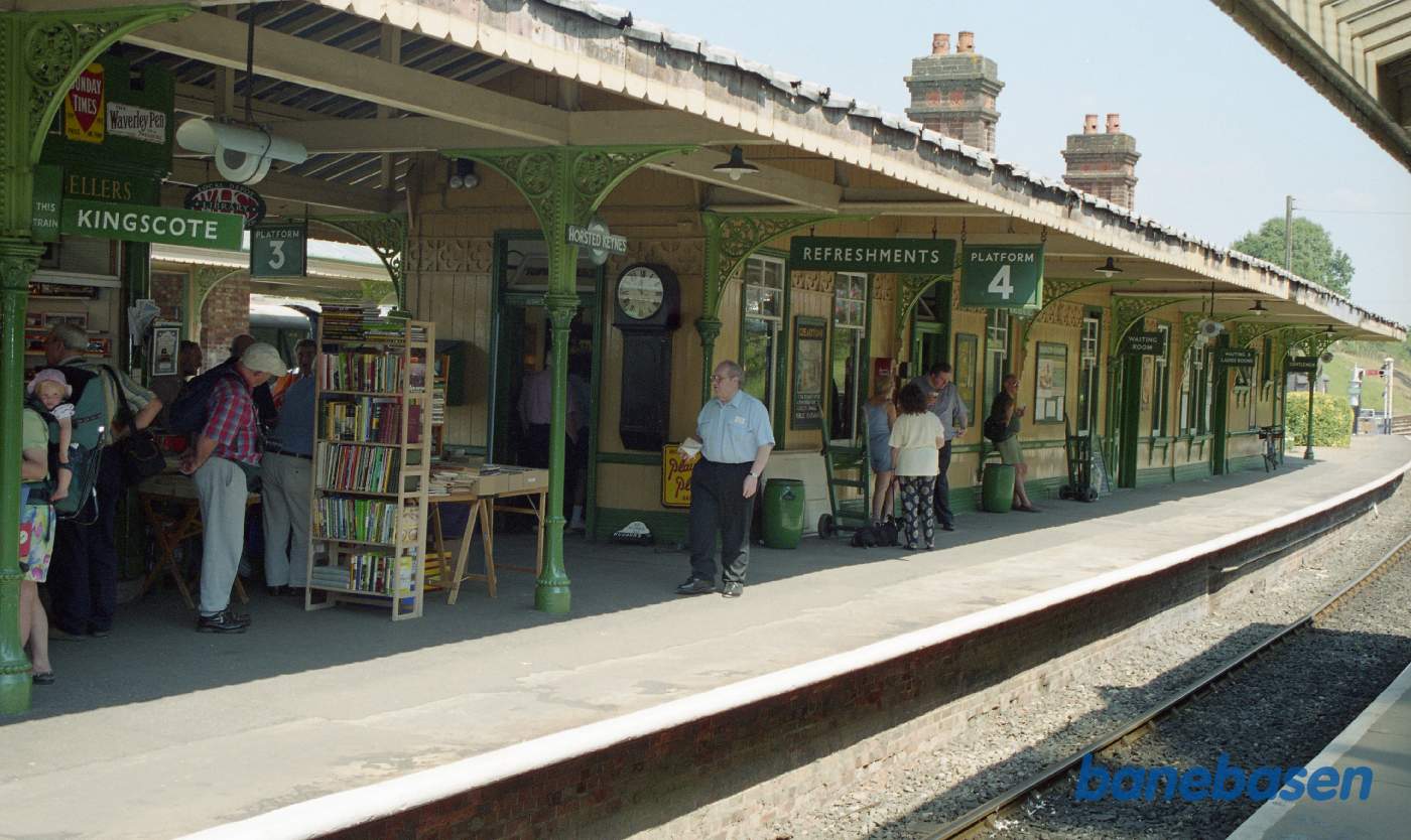 Stationens Ø-perron med salg af bøger og blade