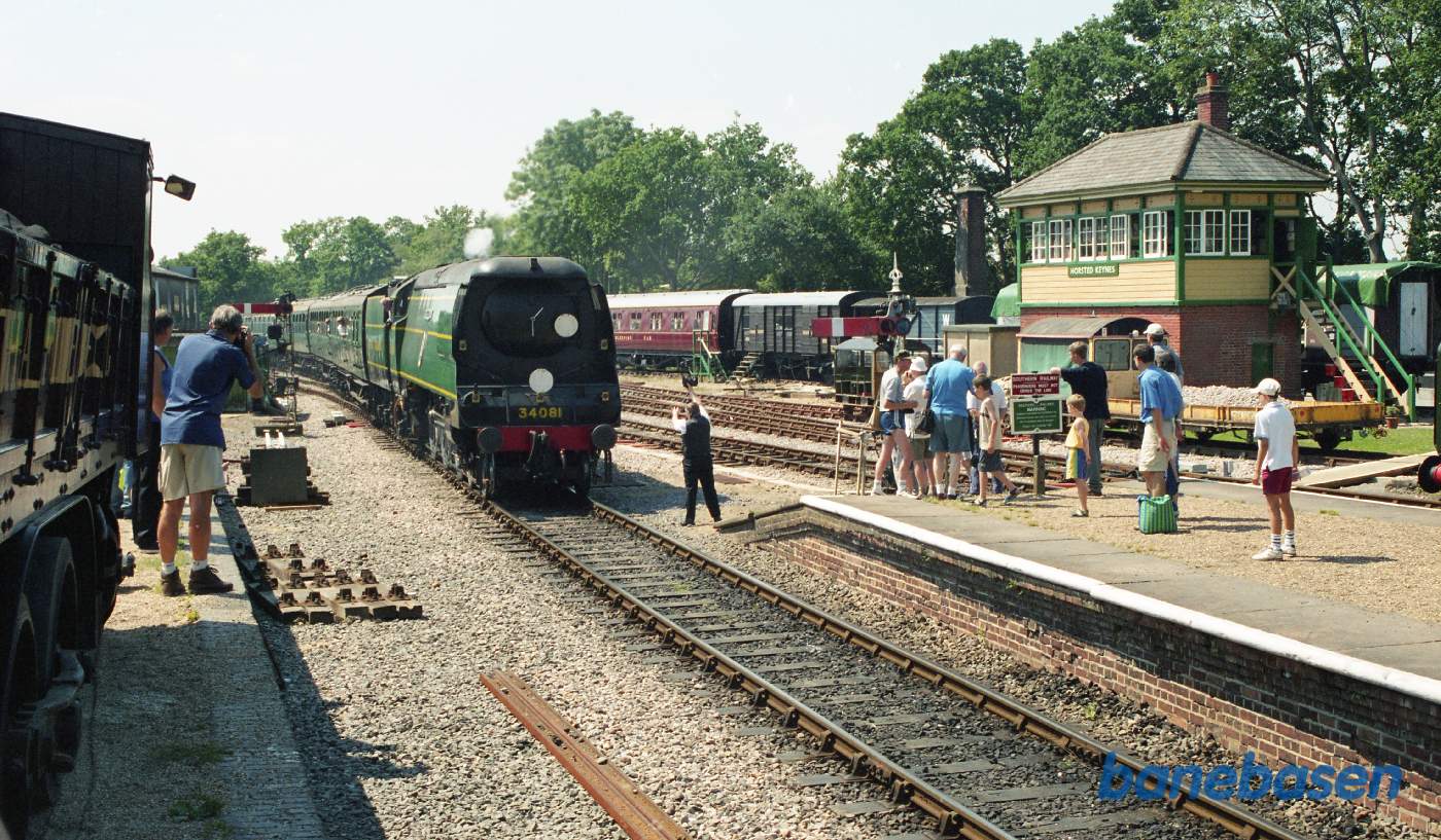 Et persontog på vej ind på stationen