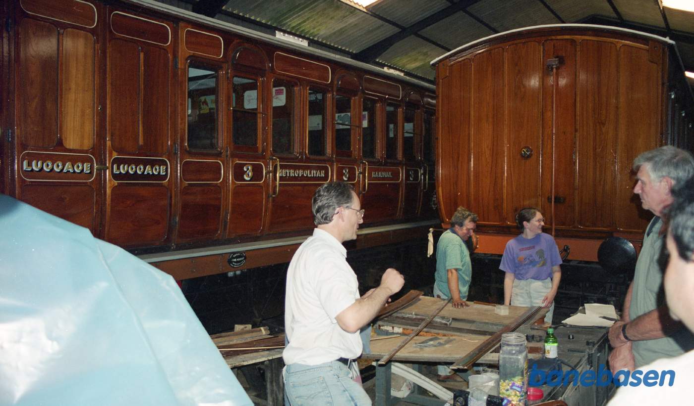 Rundvisning inde i vognværkstedet, guiden fortæller