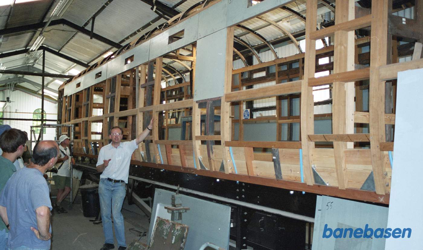 Rundvisning inde i vognværkstedet, guiden fortæller