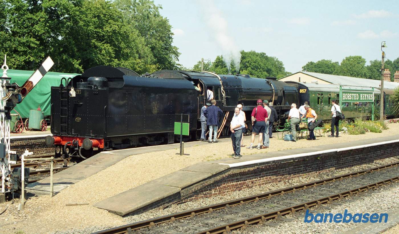 Damptoget holder klar til afgang, signalet til venstre viser kør