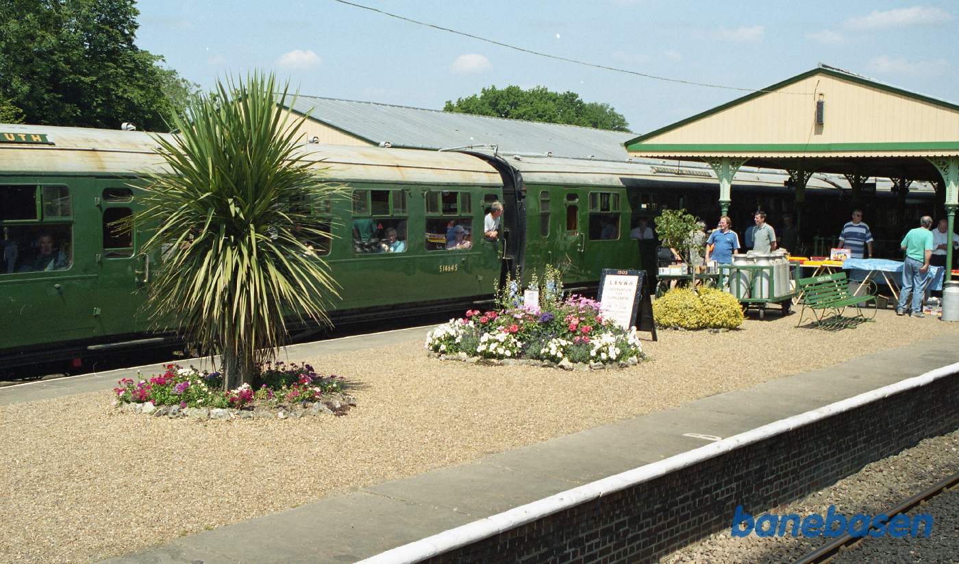 Så triller toget langsomt ud af stationen mens folk på perronen ser på