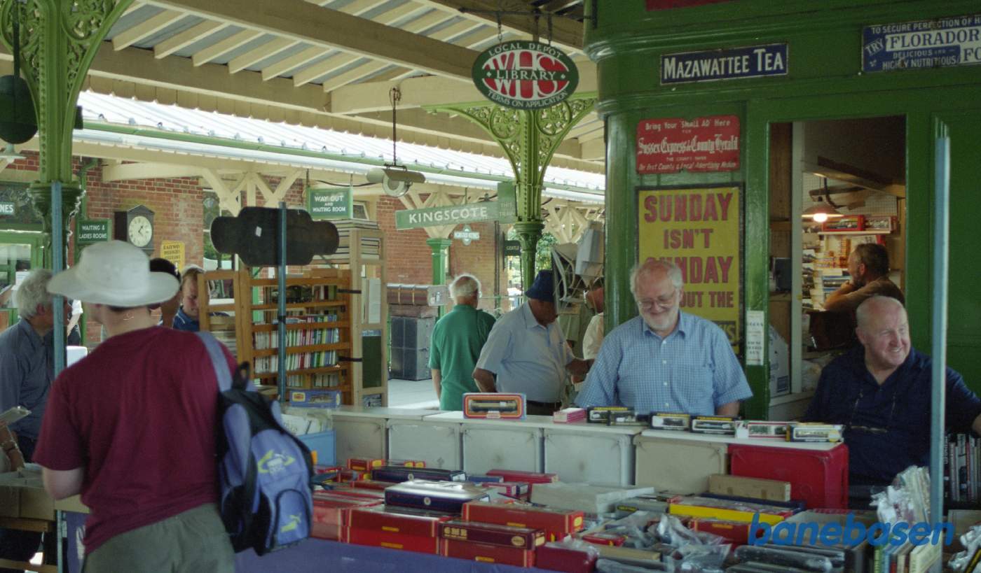 Stationens Ø-perron med salg af bøger og blade samt modeltog