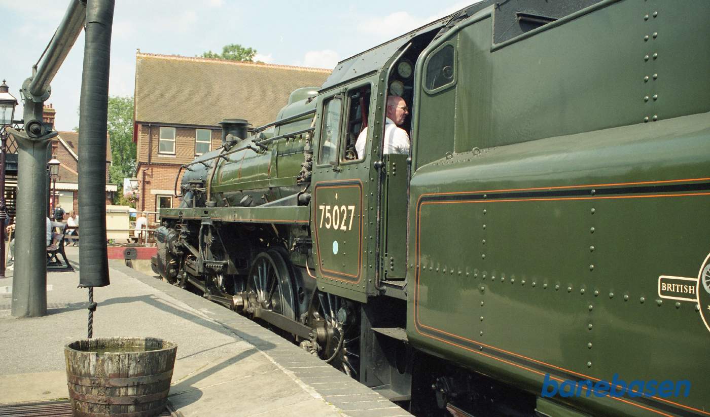 Damplokomotivet holder i sidesporet og afventer det videre forløb