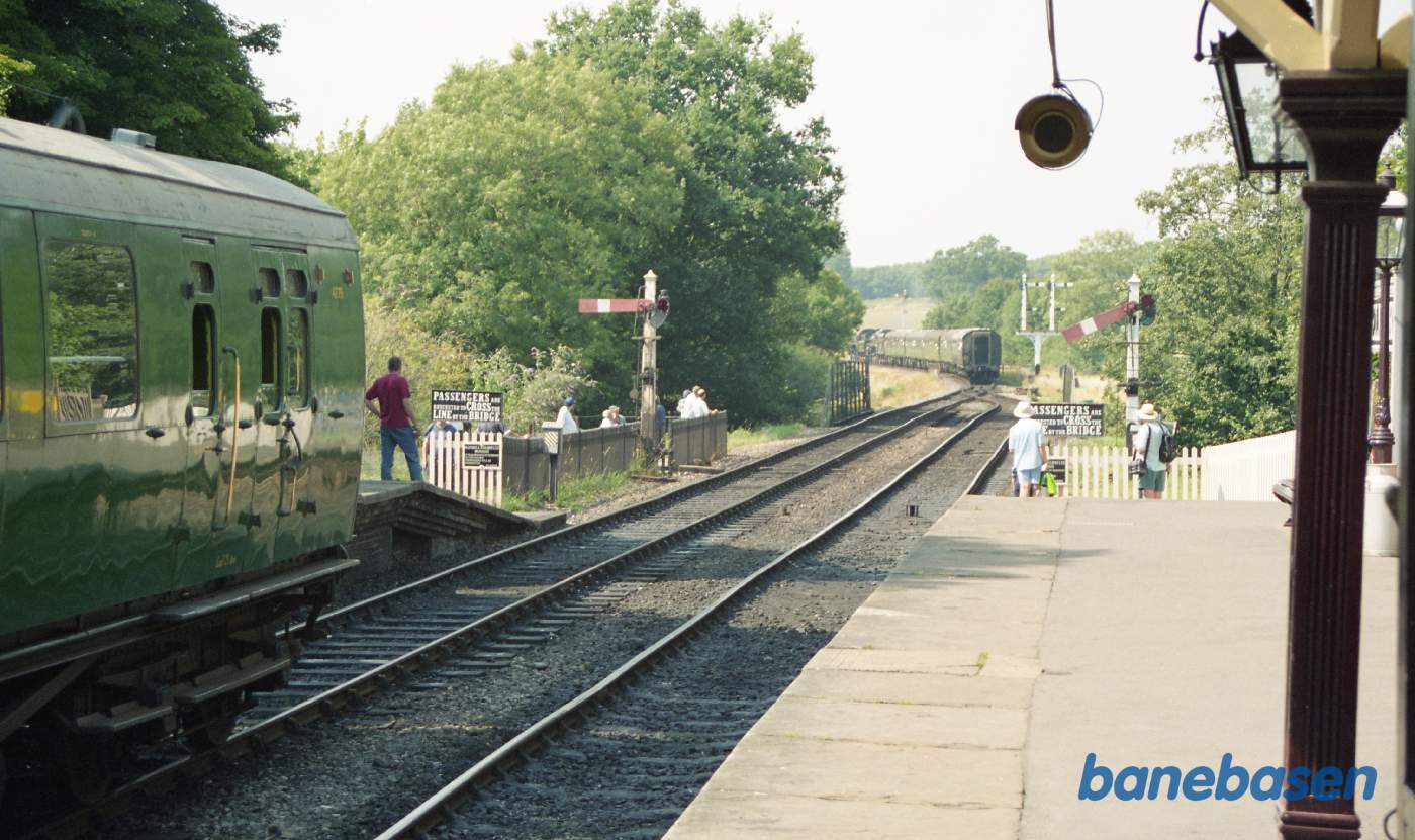 Forspandskørsel med 2 damplokomotiver, toget på vej ud af stationen