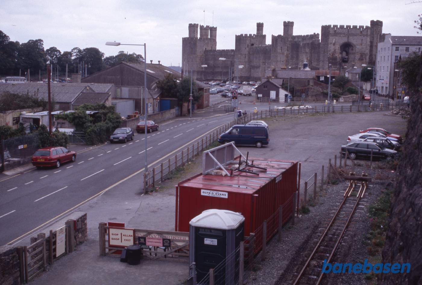 Et vue ned over stationens forplads og slottet i baggrunden, taget fra gangbroen