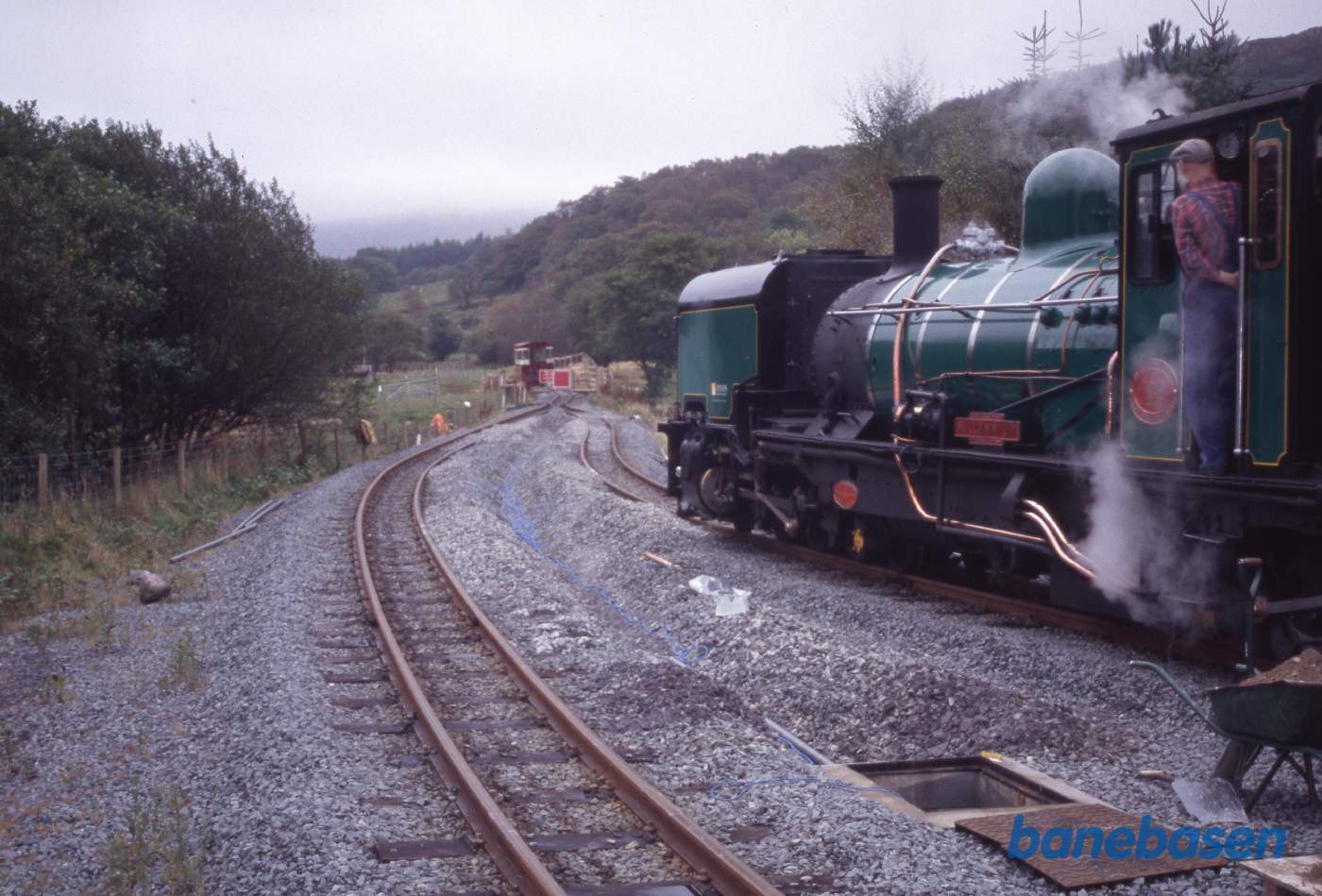 End og the line - senere er banen forlænget helt til Porthmadog. Damplokomotivet omløber vognene