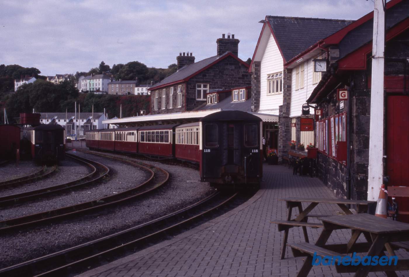 En række personvogne holder ved perron