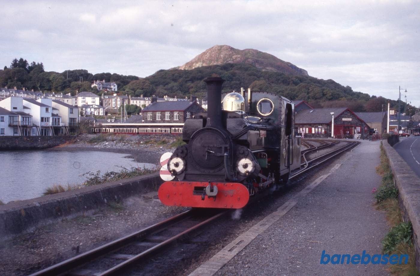 Et af banens små lokomotiver løber om