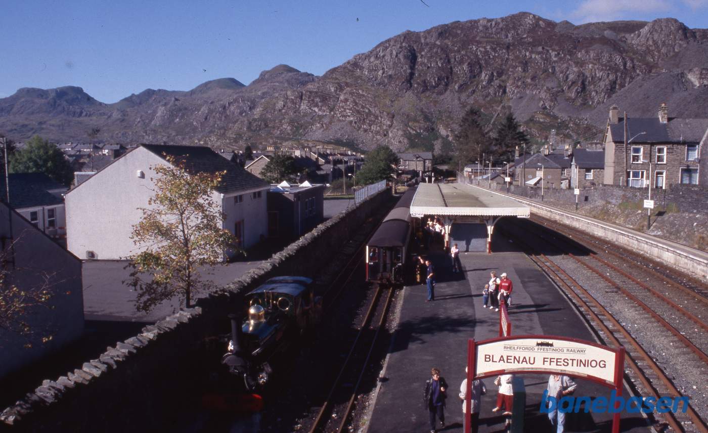 Et vue ned over stationen set oppe fra gangbroen