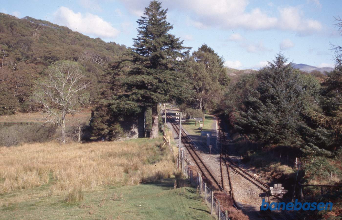 Et vue ned over stationen, set ud af vinduet på toget lige inden det kører over broen over banen. Netop her er et loop, hvor toget kører rundt om sig selv for at vinde højde