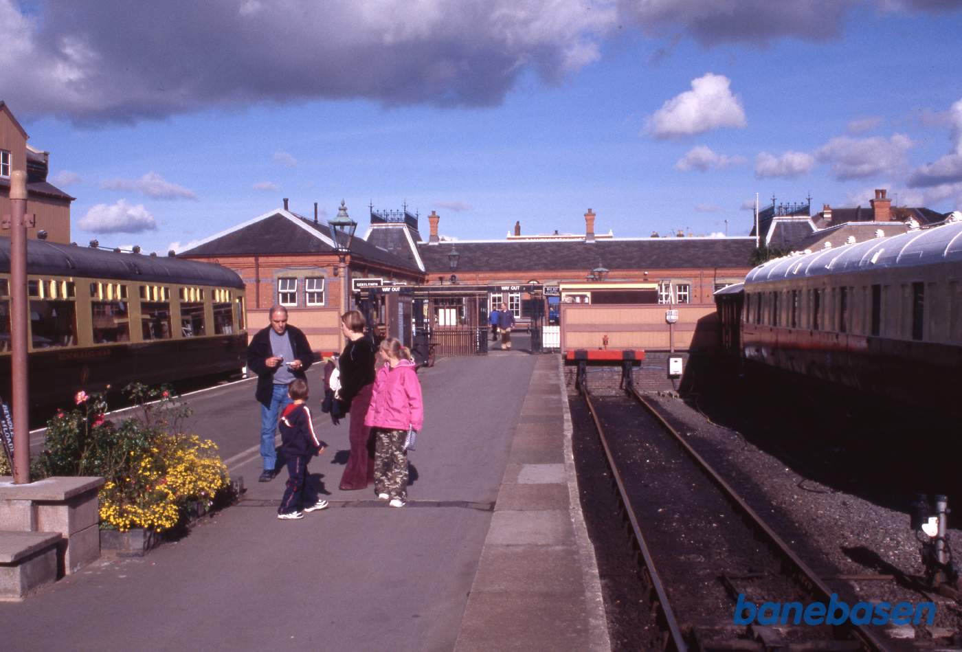 Et vue over perronerne på stationen