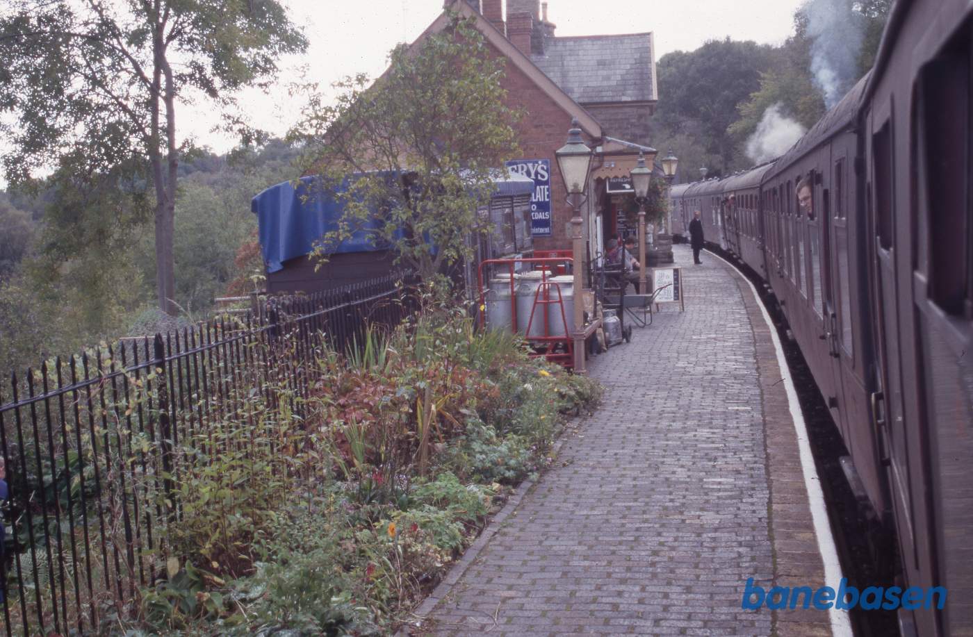 Toget holder ved perron på en lille mellemstation