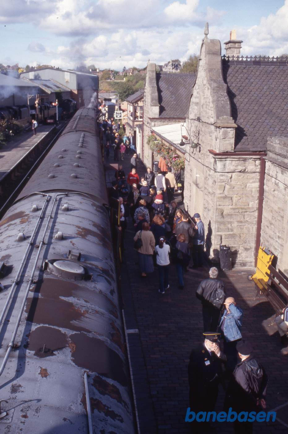 Persontoget ankommet til Bridgnorth og de rejsende strømmer ud på perronen, taget oppe fra gangbroen