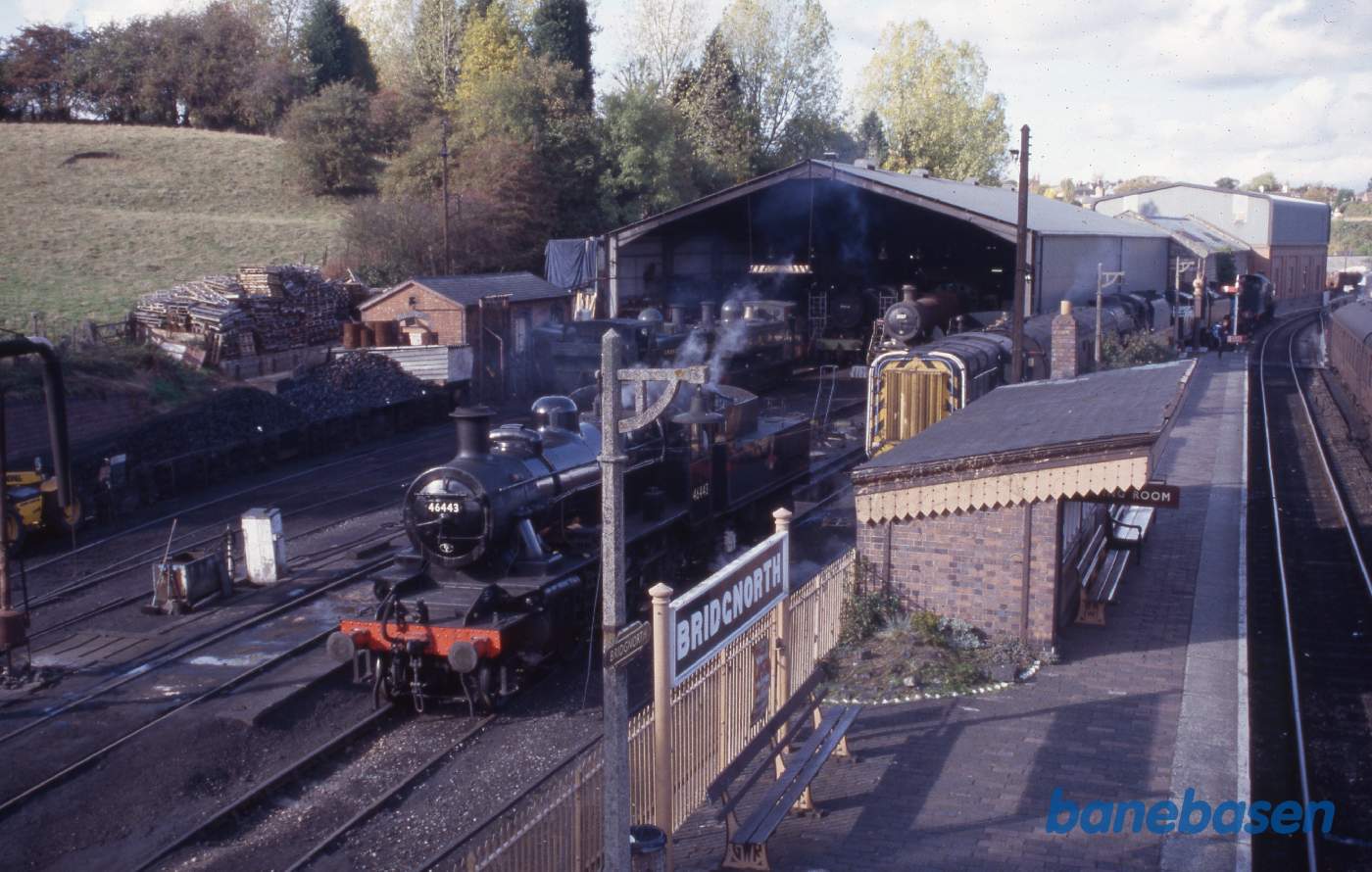 Damplokomotiver på remiseområdet, set oppe fra gangbroen