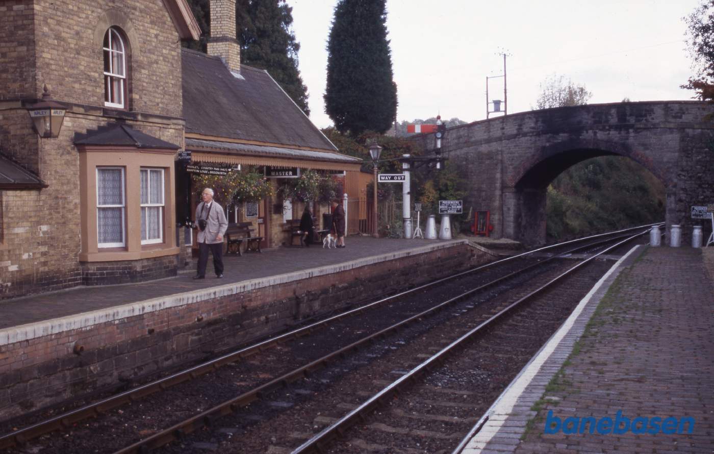 Stationen set fra den modsatte perron, vejviadukten ses tydeligt