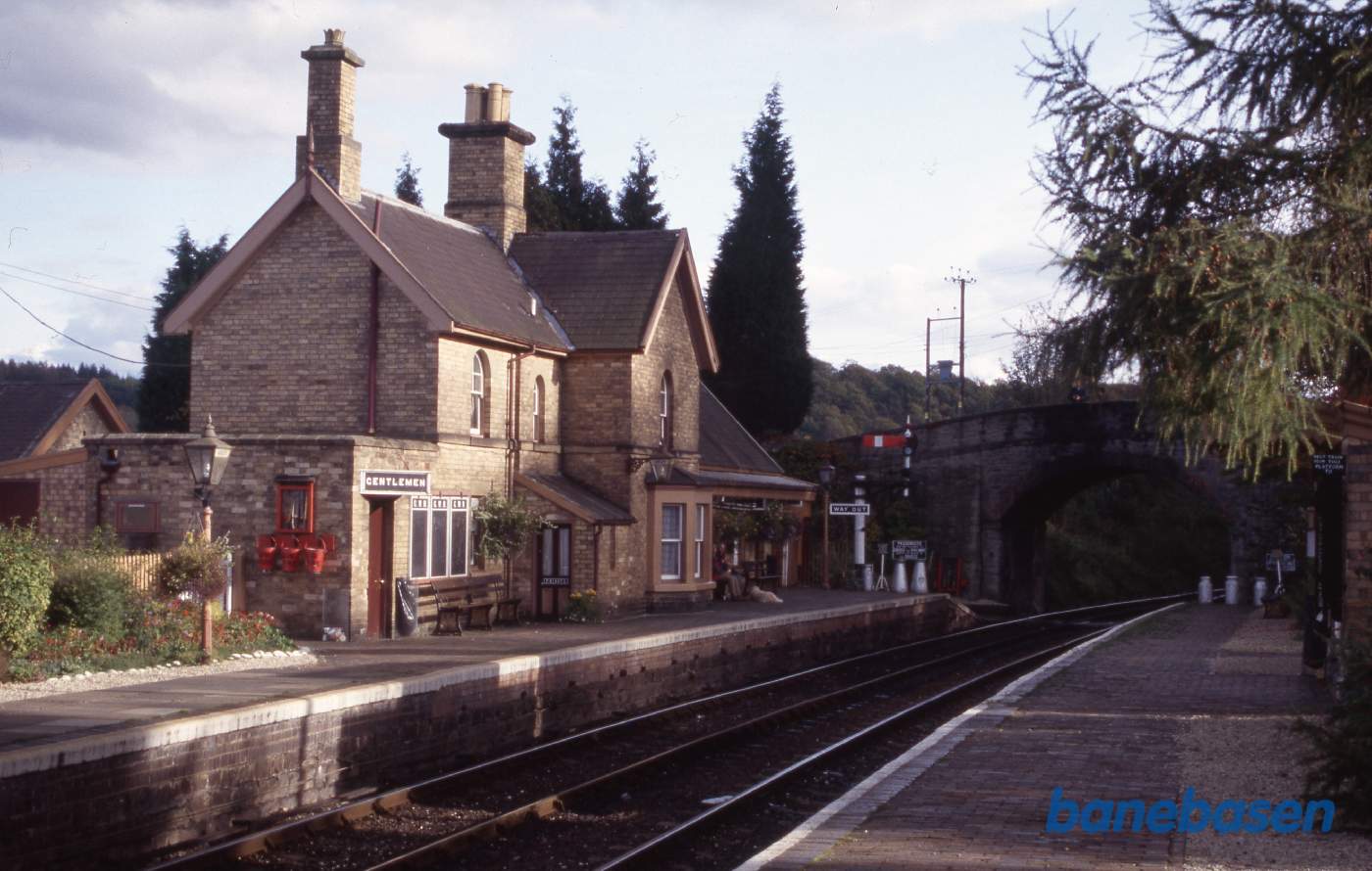 Stationen set fra den modsatte perron, vejviadukten ses tydeligt