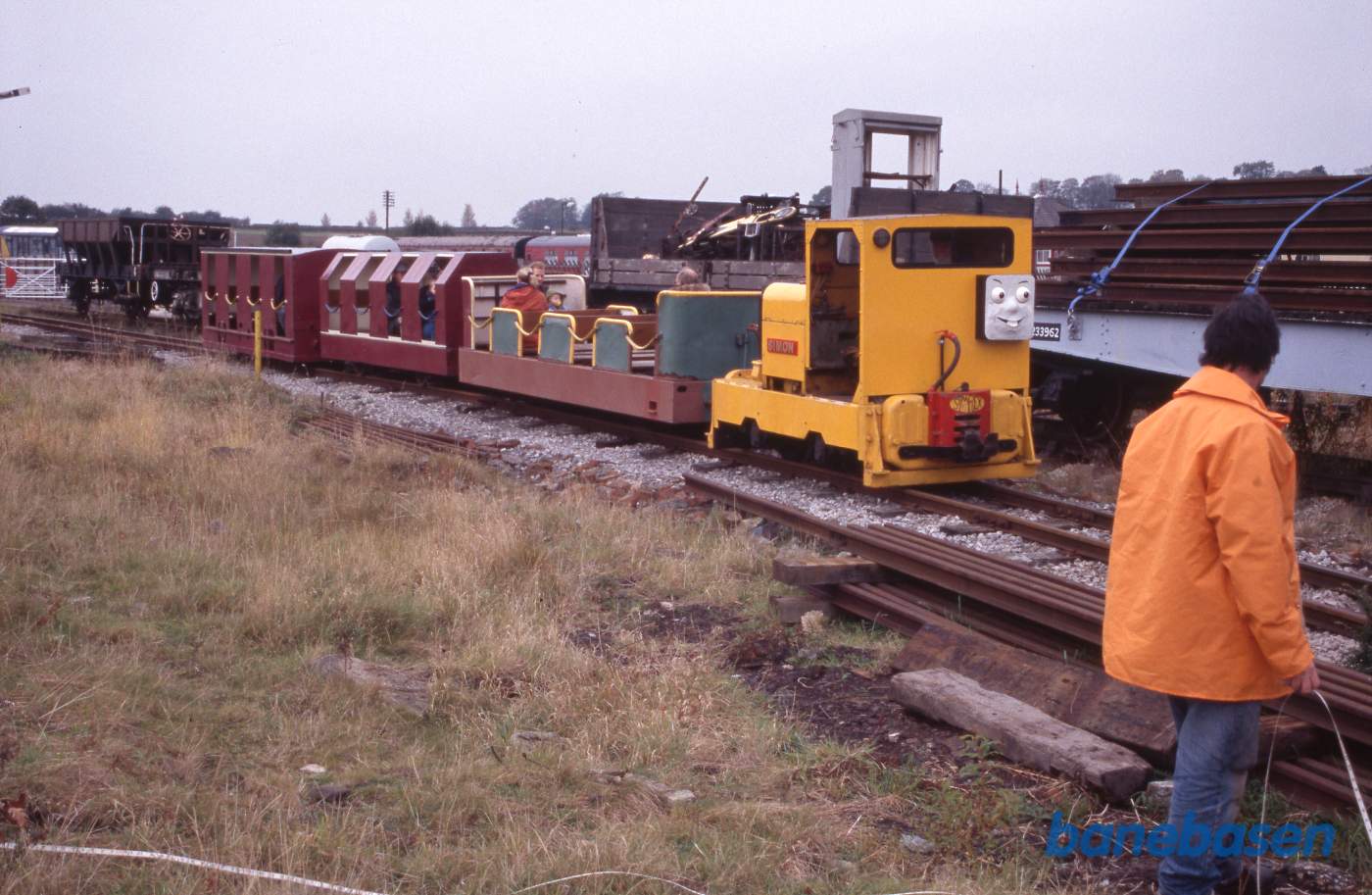 The Golden Valley Light Railway persontog på vej ned mod Newlands Inn, med lille Thomas ansigt