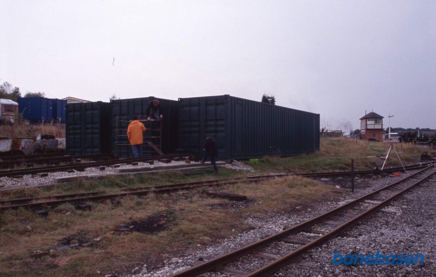 The Golden Valley Light Railways vognhaller var i 2002 3 containere. Fotografens sidste opgave inden jul var at måle op til en permanent bygning og ved besøget i 2007 blev det nye værksted indviet, se også billederne herfra