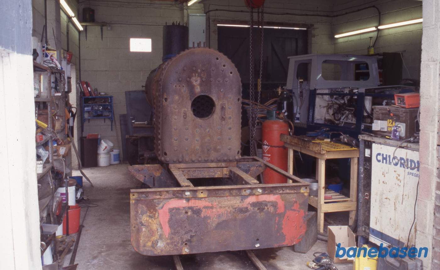 Det lille værksted for the Golden Valley Light Railway. Fotografens chef hos Atkins havde sit eget lokomotiv stående, set til højre. Fotografen hjalp chefen med at få færdigsamlet hans lokomotiv