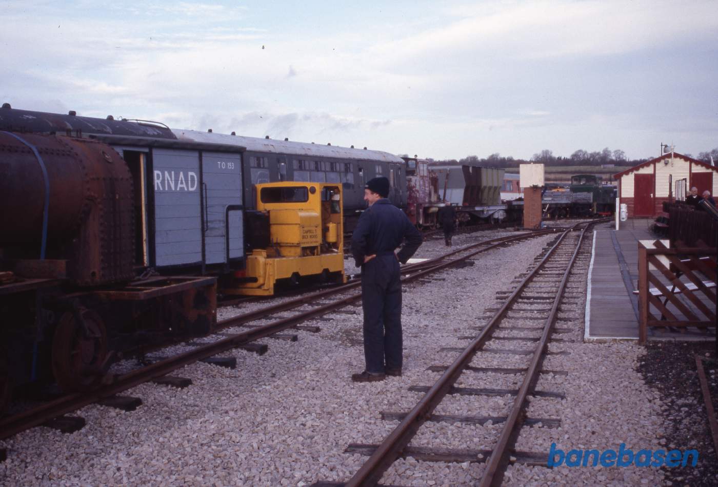 Den lille smalsporsstation med perron ses til højre. Medlemmerne har en større rangering i gang