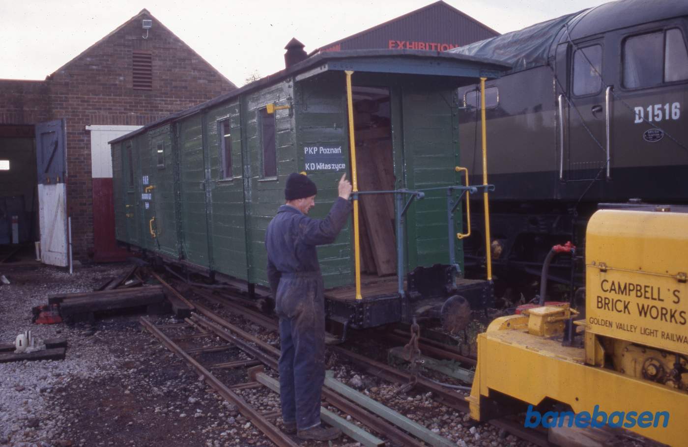 Den polske pakvogn skal lige flyttes, så man kan komme ind i remisen til venstre