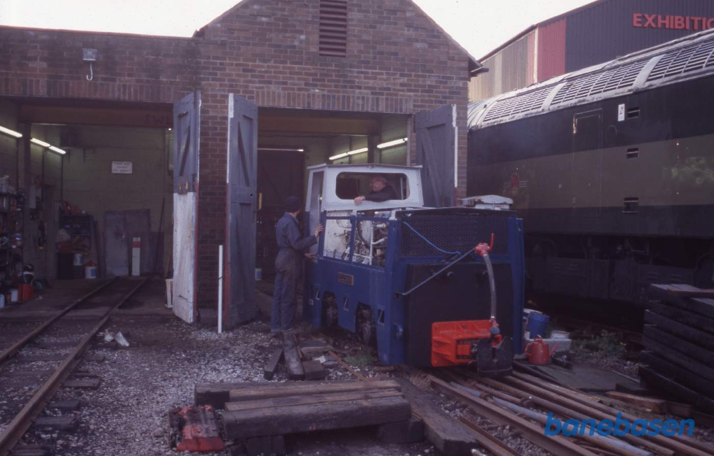 Fotografens chefs lokomotiv startet for første gang. En storsmilende ejer i førerhuset. Bemærk at vinduerne endnu ikke er monteret