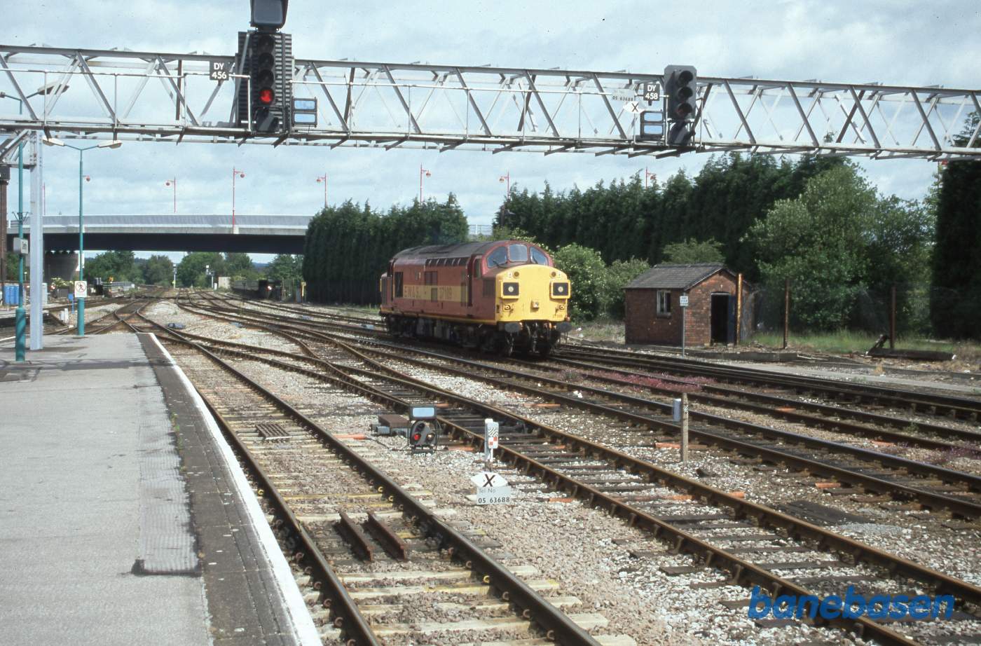 Solo diesellokomotiv triller gennem stationen