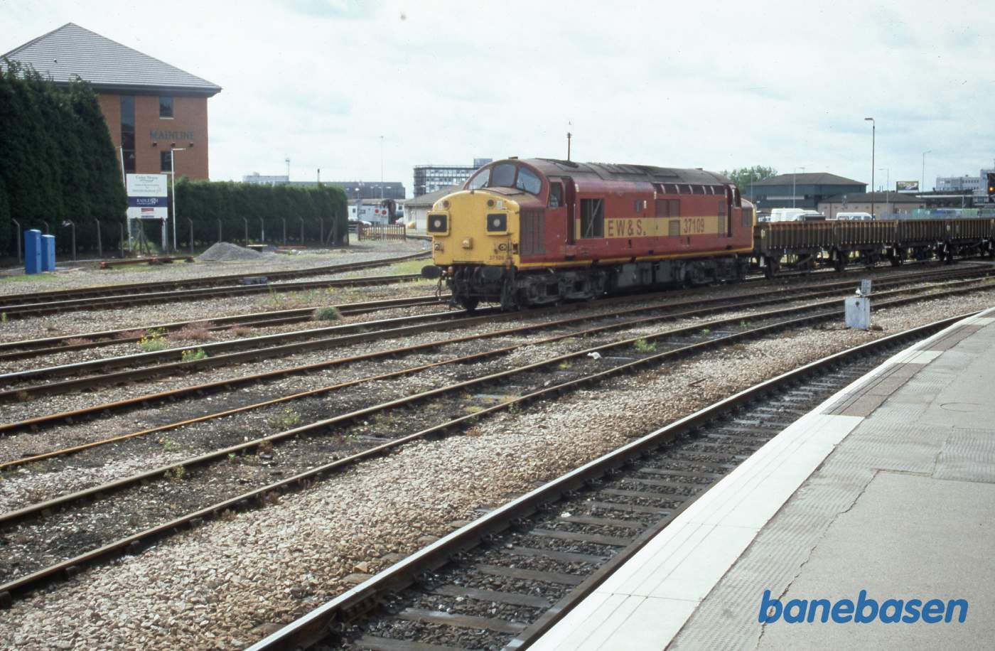 Godstog triller gennem stationen