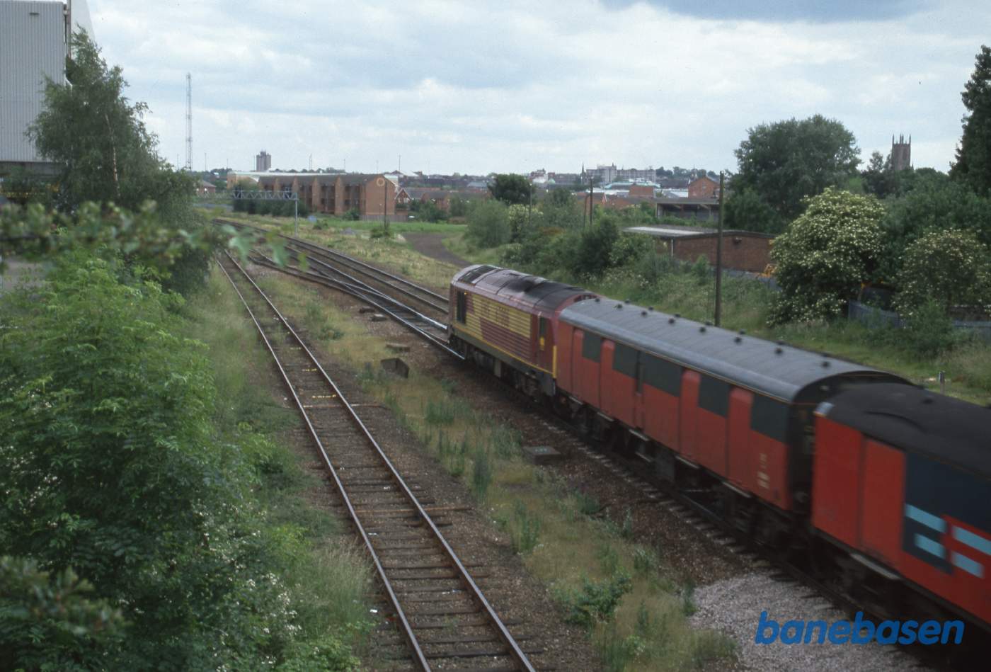 Godstog på vej ud af stationen, set fra vejbroen for London Road