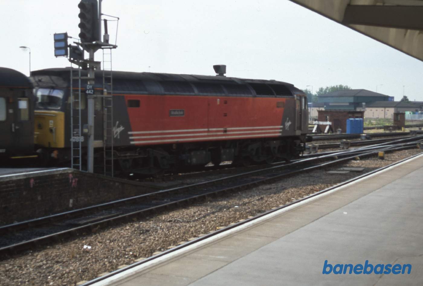 Persontog på vej ud af stationen