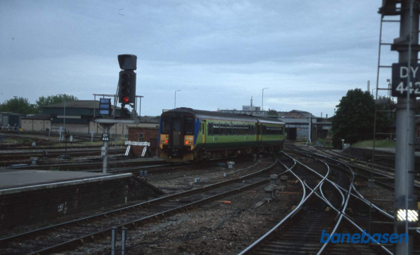 Et regionaltog på vej ind på stationen