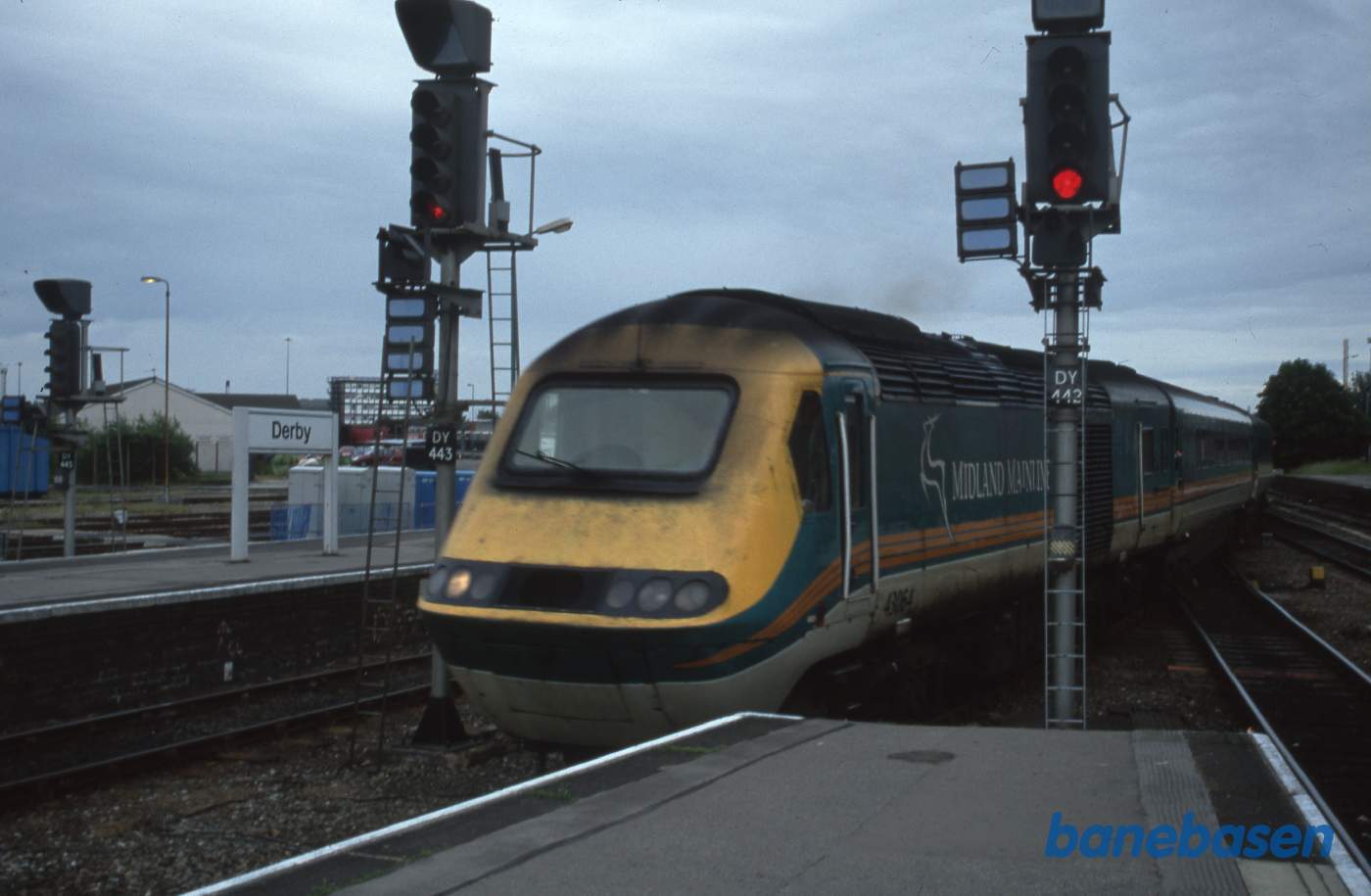 Et ekspres tog (HST) på vej ind på stationen