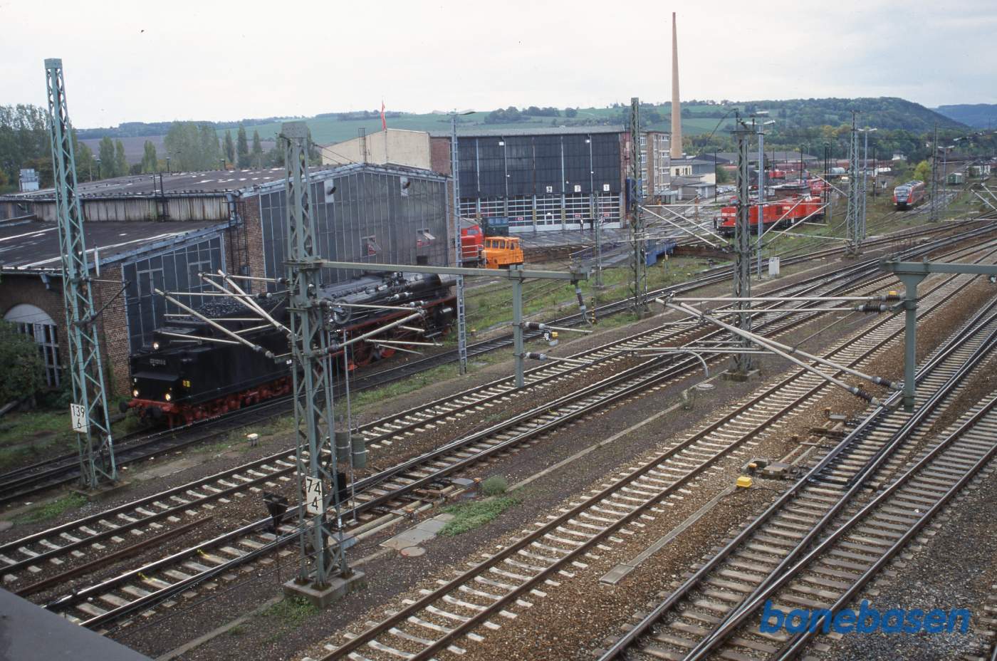 Et vue ned over maskindepotet, set oppe fra vejbroen