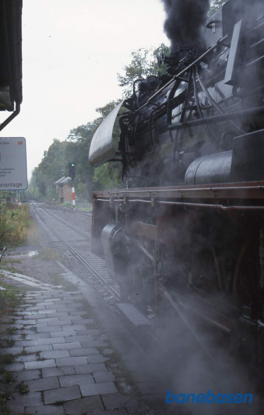 Nærbillede af et damplokomotiv på vej ud af stationen i østlig retning