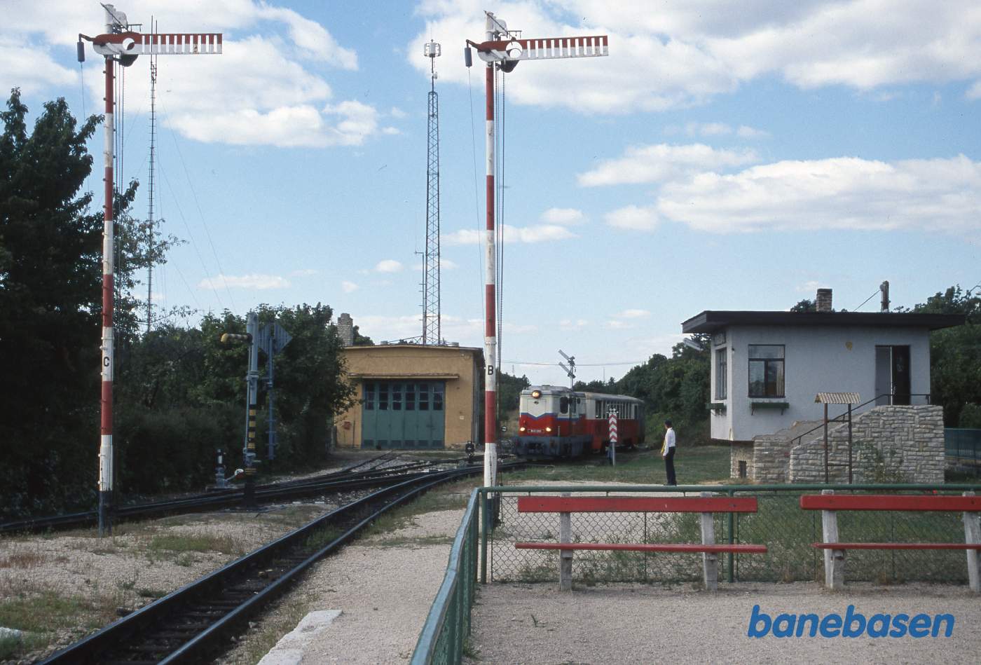 Persontog på vej ind på stationen