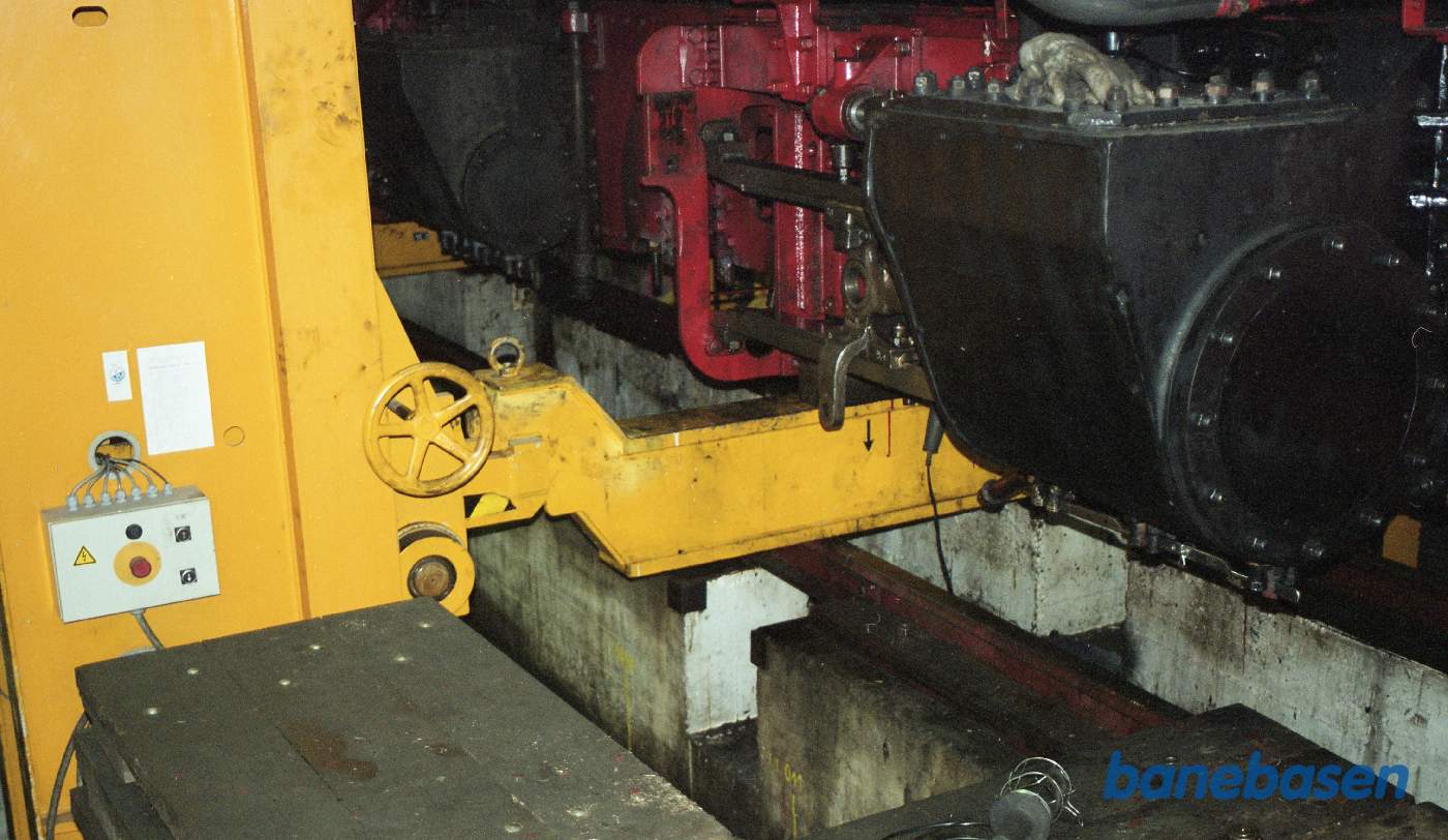 Vi fik en speciel rundvisning på banens værksteder