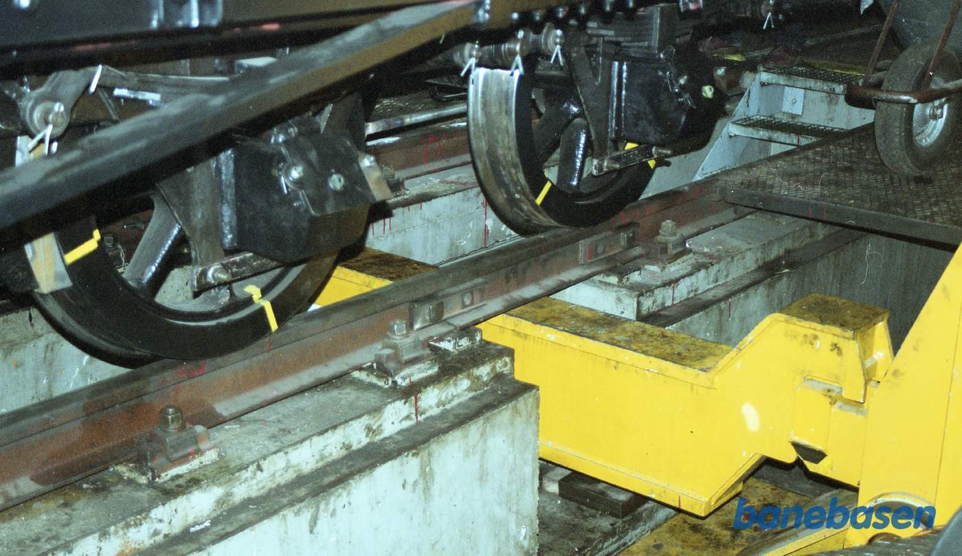 Vi fik en speciel rundvisning på banens værksteder