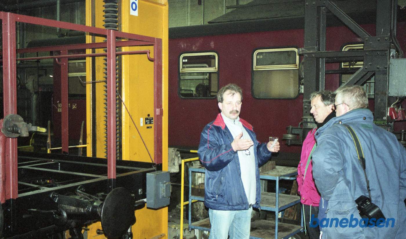 Vi fik en speciel rundvisning på banens værksteder