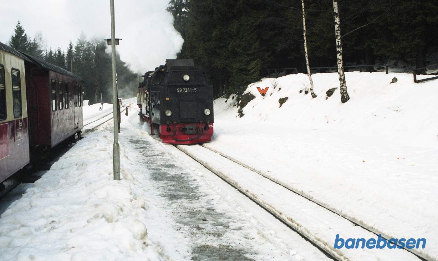 Lokomotivet omløber vognene