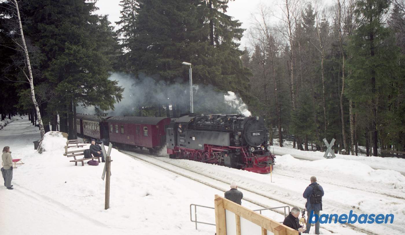 Det næste damptog på vej ind på stationen