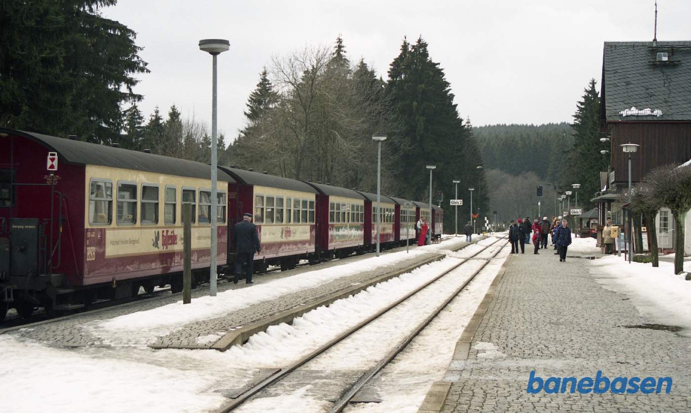 En række personvogne holder i spor 3